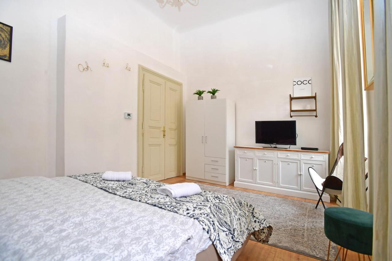 Lovely Little Cosy Apt In Praga Exterior foto